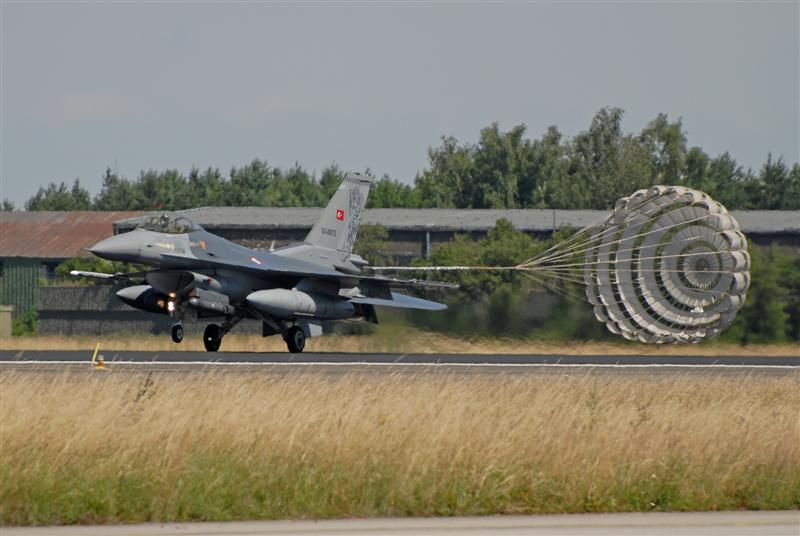Turkish F-16 with chute.jpg - jens.schymura@onlinehome.de